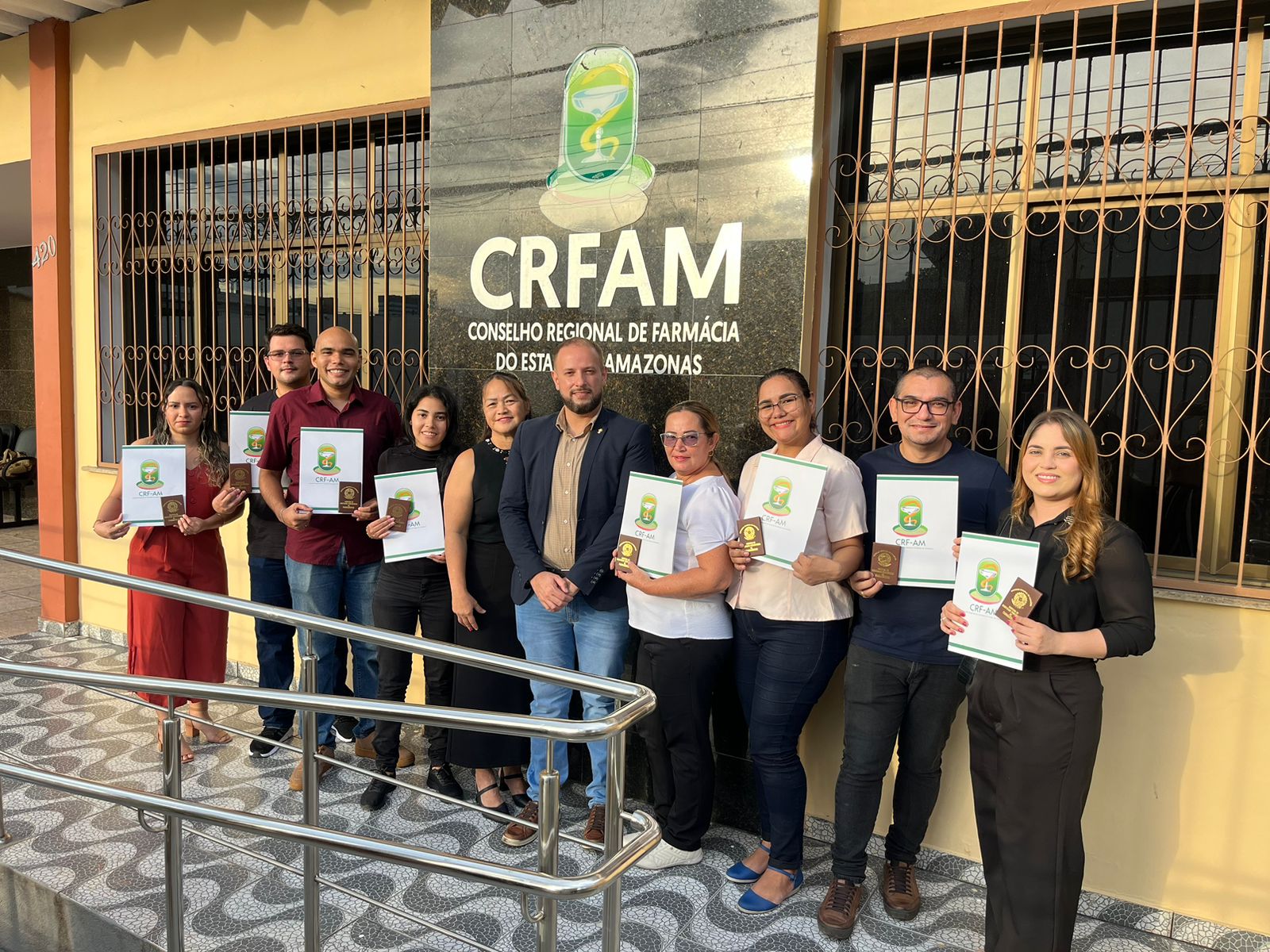 CRF-AM entrega carteira profissional para 12 novos farmac&ecirc;uticos