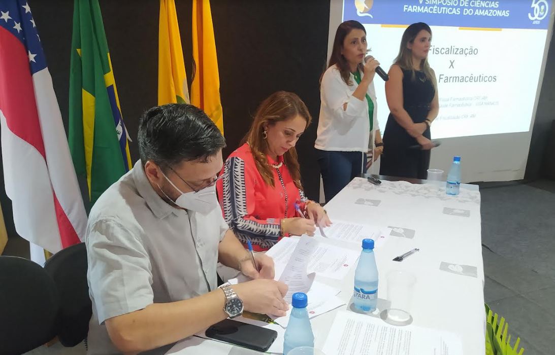 Prefeitura e CRF-AM assinam termo para fiscaliza&ccedil;&atilde;o de servi&ccedil;os farmac&ecirc;uticos